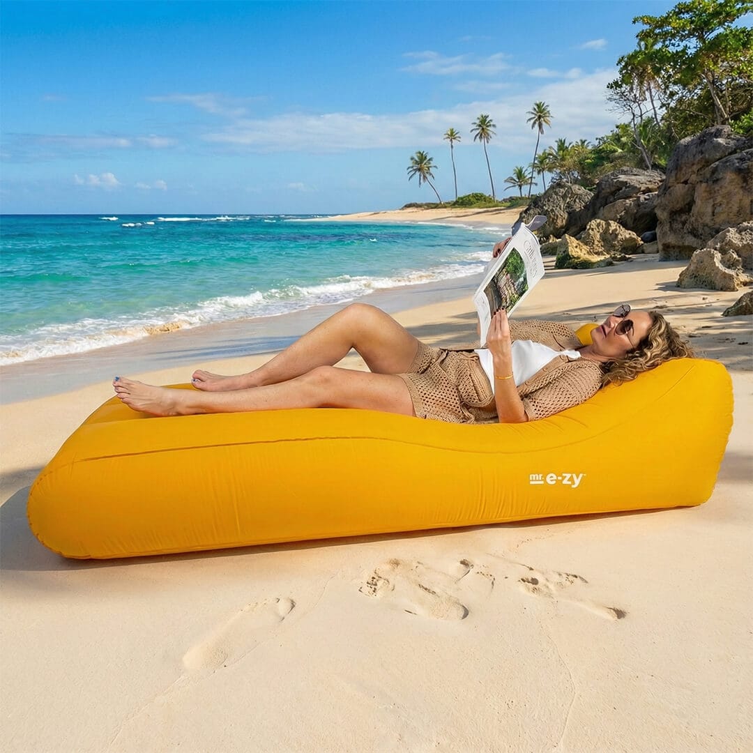 Opblaasbaar sunbed strandbed yellow op het strand