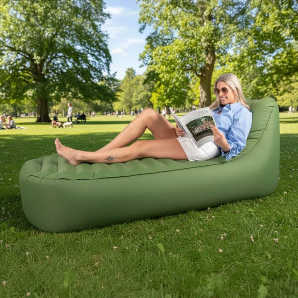 Opblaasbare mr ezy premium lounger op grasveld