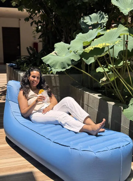 Vrouw op blauwe Mr. E-ZY premium lounger